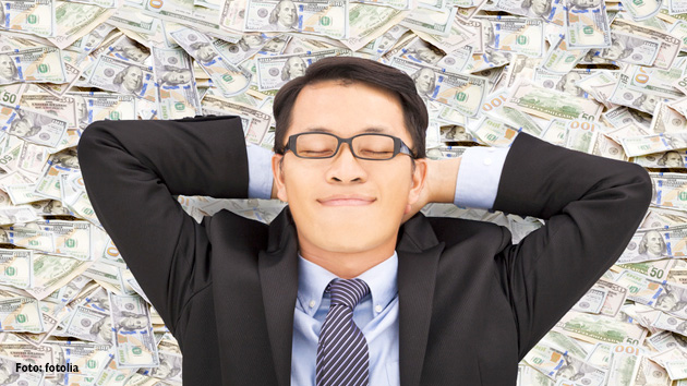 Foto Orang Pegang Uang Banyak Menganalisis Fenomena Kekayaan Di