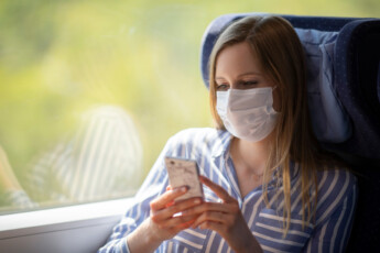 Frau sitzt im Zug, Deutsche Bahn