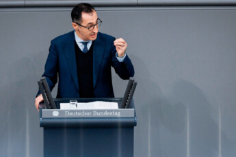 Cem Oezdemir (Buendnis 90/Die Gruenen), Bundesminister fuer Landwirtschaft und Ernaehrung, aufgenommen im Rahmen einer Rede zum Tierhaltungskennzeichnungsgesetz im Deutschen Bundestag in Berlin, 15.12.2022.