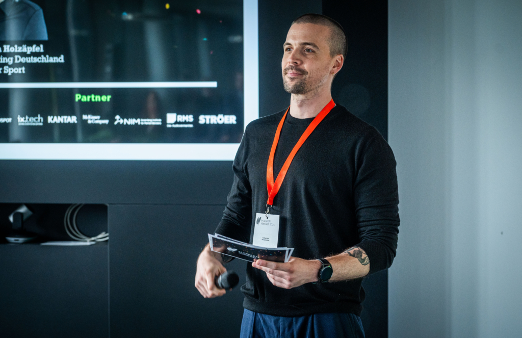 absatzwirtschaft-Redakteur Andreas Marx spricht mit den Session-Teilnehmern über die sinnvolle Verknüpfung von Vertrieb und Marketing. (© Foto Vogt)