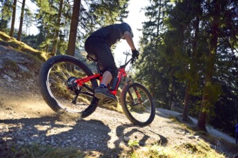 Deutschland, Garmisch-Partenkirchen, Mann unterwegs mit ein e-Mountainbike *** Germany Garmisch Partenkirchen Man on the road with a e mountain bike