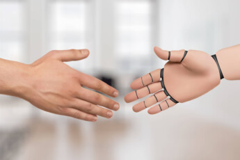 Roboter- und Menschenhände geben sich die Hand. Android. Künstliche Intelligenz *** Robots and Human hands give itself t