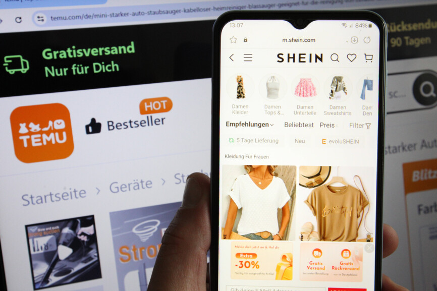 Auf einem Laptop wurde die Website vom Online-Marktplatzes Temu aufgerufen. Davor wurde auf einem Smartphone die Website