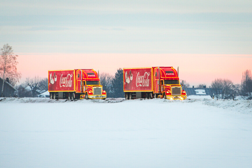 Coca-Cola Trucks am 8.12.2023 in der Nähe von München.  -  - Foto: Karl-Josef Hildenbrand/Gero Breloer für Coca-Cola Deutschland GmbH