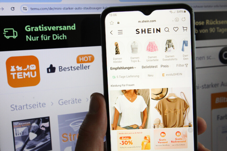 Auf einem Laptop wurde die Website vom Online-Marktplatzes Temu aufgerufen. Davor wurde auf einem Smartphone die Website