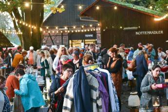 Nachtflohmarkt kurz nach Sonnenuntergang am Freitag, 18.10.2024 am Kotten Nie in Gladbeck. -  - Foto: Michael Korte / FUNKE Foto Services