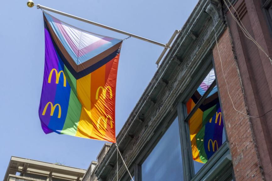 Ein McDonalds-Restaurant in Chelsea in New York zeigt die Progress Pride Flagge zu Ehren des Gay Pride Day 2023.