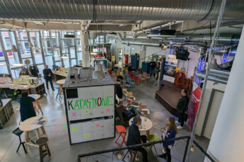 Coworking Spaces wie das Schiller40 in Wolfsburg sind ein Teil der New-Work-Bewegung, die selbstbestimmtes, erfüllendes Arbeiten in offenen, zugänglichen Communities ermöglicht.